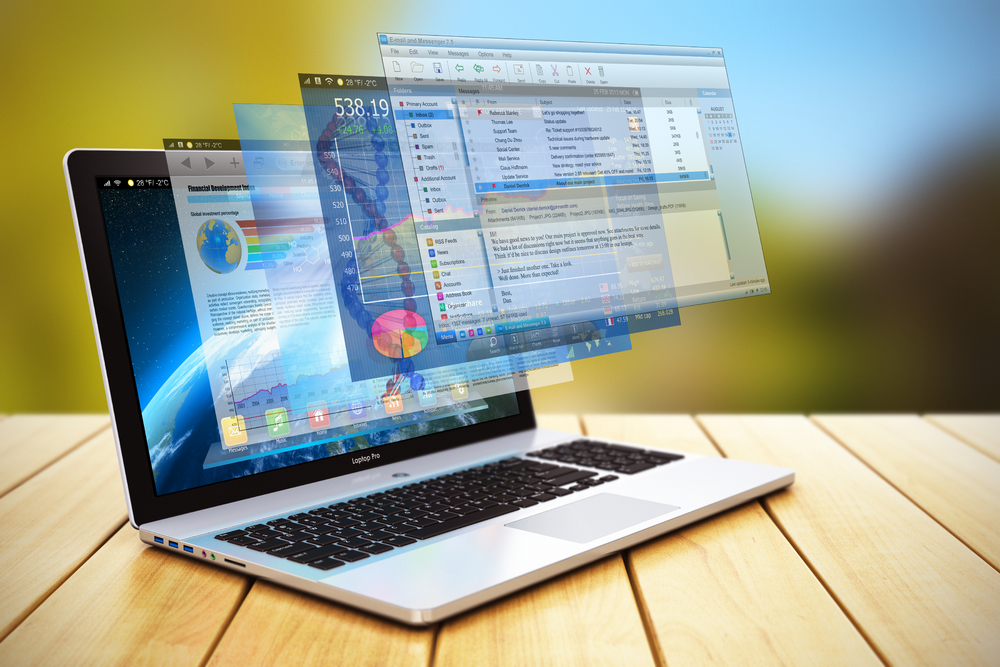 软件应用程序开发和互联网网络业务概念笔记本电脑或笔记本电脑在户外木桌上的3D渲染插图带有一组应用程序或网页屏幕界面